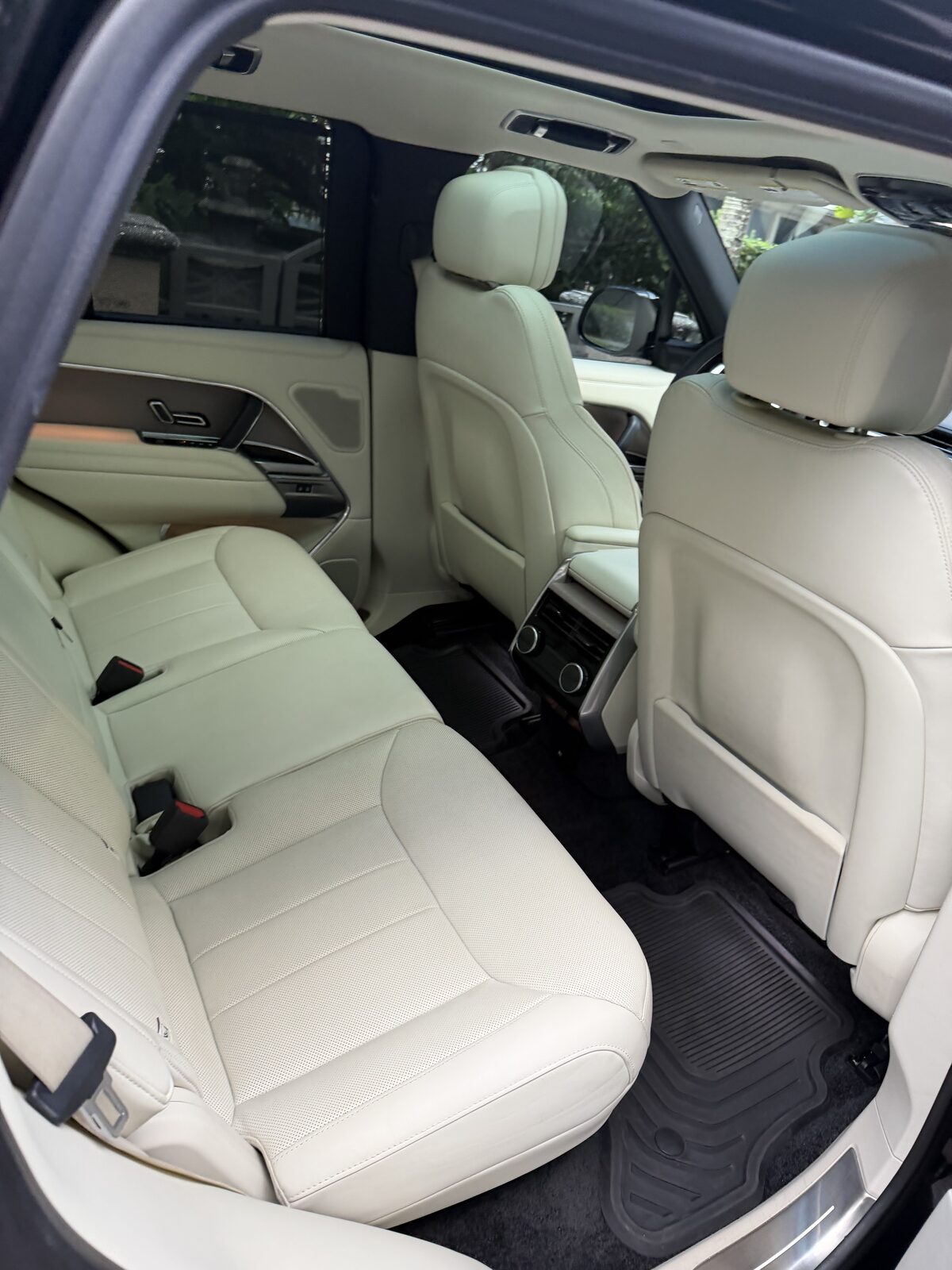 Range Rover — rear cabin deep cleaned, cream leather restored